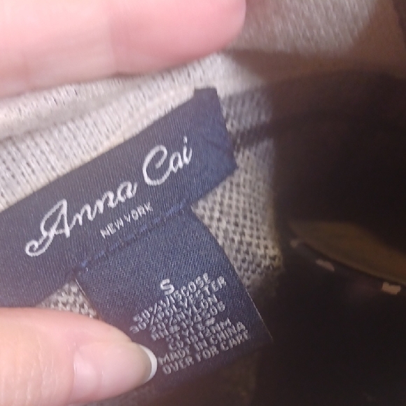 < Modern Cream and Black Cowl Neck Sweater with Geometric Design SIZE S - Picture 2 of 4